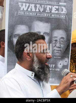 Radikale muslimische Kleriker Anjem Choudray Führung einer Gruppe pf Demonstranten vor der Syrischen Botschaft in London. Stockfoto