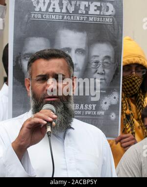 Radikale muslimische Kleriker Anjem Choudray Führung einer Gruppe pf Demonstranten vor der Syrischen Botschaft in London. Stockfoto