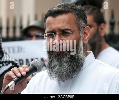 Radikale muslimische Kleriker Anjem Choudray Führung einer Gruppe pf Demonstranten vor der Syrischen Botschaft in London. Stockfoto