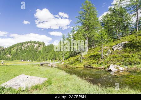 Der kleine See in der Nähe von crampiolo wie der Lago delle Streghe, Alpe Devero, Antigorio Tal, Piemont, Italien bekannt Stockfoto