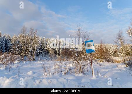 Märchenhaft verschneite Haltestelle im Winter Forest Stockfoto