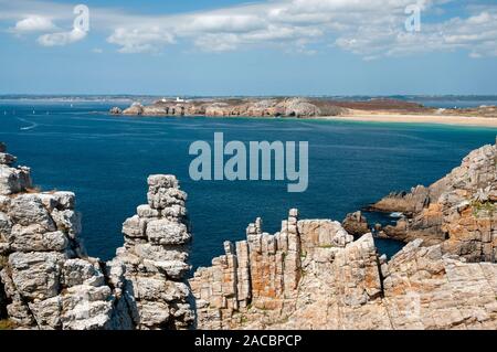 Pointe de Toulinguet und Pen Hat Strand von Pointe de Pen Hir, Camaret-sur-Mer, Halbinsel Crozon, Finistere (29), Bretagne, Frankreich Stockfoto