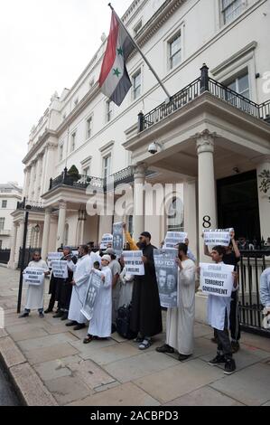 Radikale muslimische Kleriker Anjem Choudray Führung einer Gruppe pf Demonstranten vor der Syrischen Botschaft in London. Stockfoto