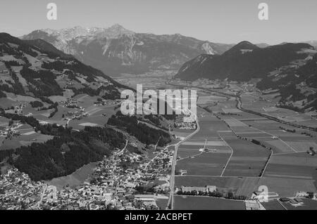 Österreich: Gleitschirmfliegen rund um'S pieljoch' Berg über Hochfügen in Tirol Stockfoto