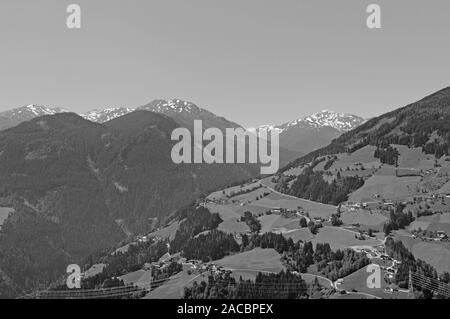 Österreich: Gleitschirmfliegen rund um'S pieljoch' Berg über Hochfügen in Tirol Stockfoto