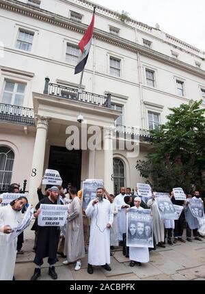 Radikale muslimische Kleriker Anjem Choudray Führung einer Gruppe pf Demonstranten vor der Syrischen Botschaft in London. Stockfoto