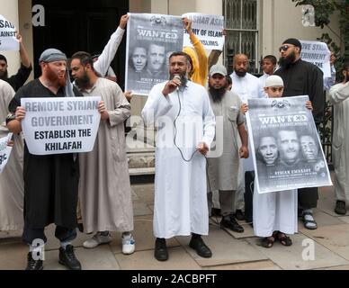 Radikale muslimische Kleriker Anjem Choudray Führung einer Gruppe pf Demonstranten vor der Syrischen Botschaft in London. Stockfoto