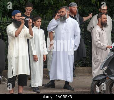 Radikale muslimische Kleriker Anjem Choudray Führung einer Gruppe pf Demonstranten vor der Syrischen Botschaft in London. Stockfoto