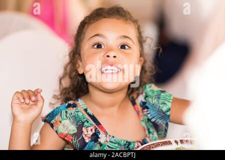 Glücklich lächelnd Hochzeit Gäste bei der Feier, Hochzeit Frühstück. Fröhlich und bereit ist, in der Nacht bei der Hochzeit zu feiern. Stockfoto