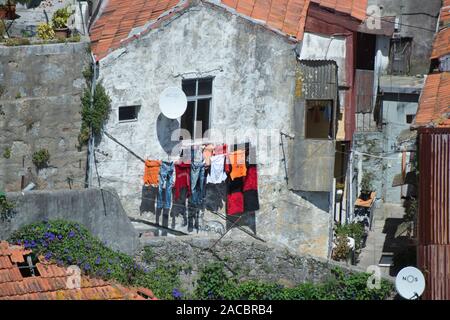 Wäscherei vor dem Haus in Porto, Portugal Stockfoto