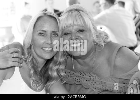 Glücklich lächelnd Hochzeit Gäste bei der Feier, Hochzeit Frühstück. Fröhlich und bereit ist, in der Nacht bei der Hochzeit zu feiern. Stockfoto