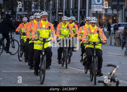 02 Dezember 2019, Hessen, Frankfurt/Main: Mitglieder der neuen Fahrrad squadron der städtische Verkehr Polizei fahren Sie entlang der Alten Oper auf Ihren e-bikes Auf einer Presseveranstaltung. Nachdem der Rat der Stadt hatte eine stärkere Präsenz der Polizei auf Fahrrädern im August gefordert, da der Anfang dieses Monats zehn sportliche Mitarbeiter auf der Straße in der Innenstadt wurden, um die Interessen des Radverkehrs stärker geltend zu machen. Foto: Frank Rumpenhorst/dpa Stockfoto