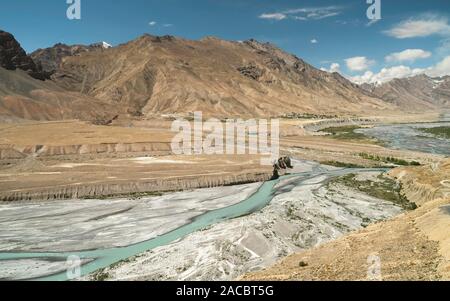 Kaza, Himachal Pradesh, Indien. Ansicht von Spiti River durch hohe Himalaya unter blauem Himmel im Sommer in der Nähe von Kaza, Himachal Pradesh, Indien flankiert. Stockfoto