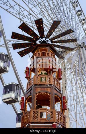 PARIS, Frankreich, 30. NOVEMBER 2019: riesige hölzerne Turm und ein großes Rad in den Hintergrund in den Weihnachtsmarkt auf den Jardin des Tuileries in Paris. Stockfoto