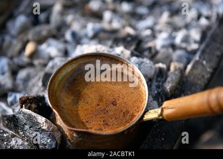 Türkischer Kaffee Topf auf Glut. Sekt türkischen Kaffee. Stockfoto