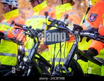 02 Dezember 2019, Hessen, Frankfurt/Main: Mitglieder der neuen Fahrrad squadron der städtische Verkehr Polizei stehen vor der Alten Oper auf einer Presseveranstaltung. Nachdem der Rat der Stadt hatte eine stärkere Präsenz der Polizei auf Fahrrädern im August gefordert, da der Anfang dieses Monats zehn sportliche Mitarbeiter auf der Straße in der Innenstadt wurden, um die Interessen des Radverkehrs stärker geltend zu machen. Foto: Frank Rumpenhorst/dpa Stockfoto