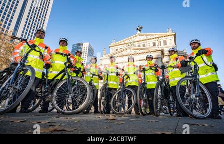 02 Dezember 2019, Hessen, Frankfurt/Main: Mitglieder der neuen Fahrrad squadron der städtische Verkehr Polizei stehen vor der Alten Oper auf einer Presseveranstaltung. Nachdem der Rat der Stadt hatte eine stärkere Präsenz der Polizei auf Fahrrädern im August gefordert, da der Anfang dieses Monats zehn sportliche Mitarbeiter auf der Straße in der Innenstadt wurden, um die Interessen des Radverkehrs stärker geltend zu machen. Foto: Frank Rumpenhorst/dpa Stockfoto