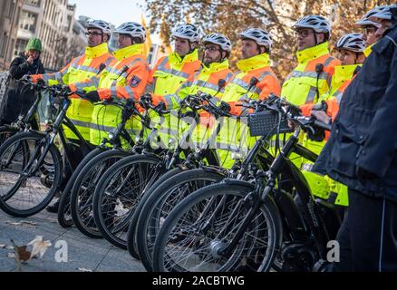 02 Dezember 2019, Hessen, Frankfurt/Main: Mitglieder der neuen Fahrrad squadron der städtische Verkehr Polizei stehen vor der Alten Oper auf einer Presseveranstaltung. Nachdem der Rat der Stadt hatte eine stärkere Präsenz der Polizei auf Fahrrädern im August gefordert, da der Anfang dieses Monats zehn sportliche Mitarbeiter auf der Straße in der Innenstadt wurden, um die Interessen des Radverkehrs stärker geltend zu machen. Foto: Frank Rumpenhorst/dpa Stockfoto