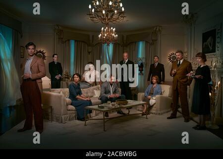 CHARLES DANCE, Miranda Richardson, Sam Neill, NOAH TAYLOR, TOBY STEPHENS, DOUGLAS BOOTH, AIDAN TURNER, ANNA MAXWELL MARTIN, BURN GORMAN und MAEVE DERMODY in Und dann gab's keines mehr (2015), unter der Regie von CRAIG VIVEIROS. Credit: MAMMUT BILDSCHIRM/Album Stockfoto