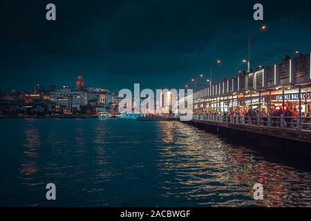 Istanbul, Türkei: November 30, 2019: Galata Brücke und Galata Turm während der Dämmerung Stockfoto