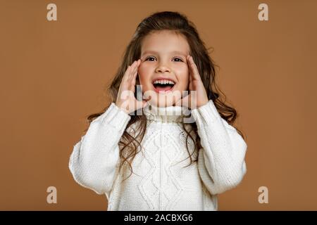 Kind jemanden anrufen. süsse kleine Mädchen schreien und halten Sie Ihre Hand in der Nähe von Ihrem Mund. Stockfoto