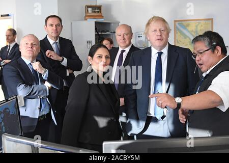 Premierminister Boris Johnson neben Home Secretary Priti Patel bei einem Besuch im Hafen von Southampton, während auf dem allgemeinen Wahlkampagne Trail. Stockfoto
