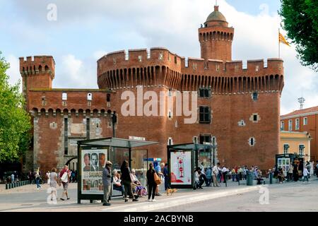 Castillet dient als Kulisse für Haltestellen und Wartehäuschen, Perpignan, Pyrénées-orientales, Frankreich, Europa Stockfoto