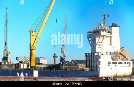 Rotterdam, Niederlande. 02 Dez, 2019. ROTTERDAM, 01-12-2019, Hafen, Industrie, Drogen, container Credit: Pro Schüsse/Alamy leben Nachrichten Stockfoto