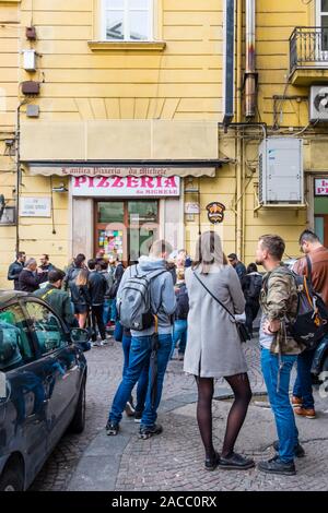 Warteschlange außerhalb Pizzeria Da Michele, Wardow, Neapel, Italien Stockfoto