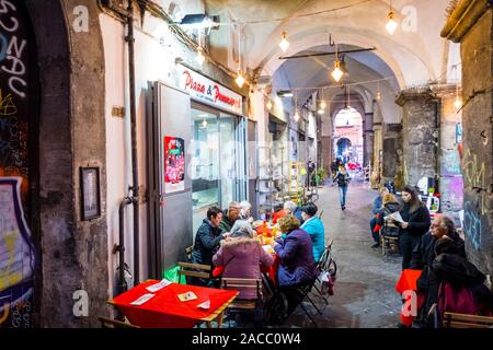 Restaurant unter dem Portikus, Via dei Tribunali, Neapel, Italien Stockfoto