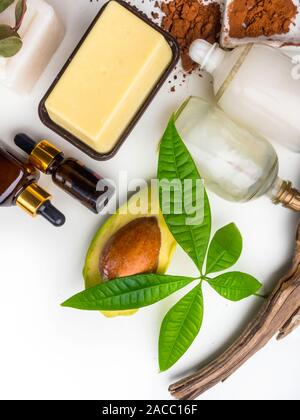 Zusammensetzung mit Sheabutter, Kokosöl, Seife, Inhaltsstoffe für die Hautpflege. Alle natürliche Gesichts- und Body Moisturizer, Spa behandlung Vorbereitung Stockfoto