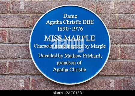 Blaue Plakette auf dem Bahnhof zum Gedenken an Agatha Christie's Miss Marple Charakter durch den Namen der Stadt inspiriert. Marple, Gtr Manchester, Großbritannien Stockfoto