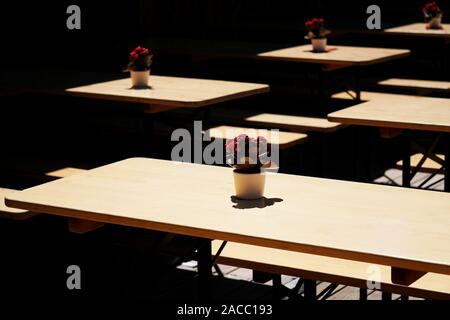 Leer deutschen Biergarten oder Biergarten, hölzernen Tischen und Bänken Stockfoto