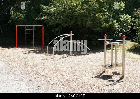 Außenpool Fitnessraum mit Fitnessgeräten und Trainingsgeräten in öffentlichen Parks in Deutschland Stockfoto