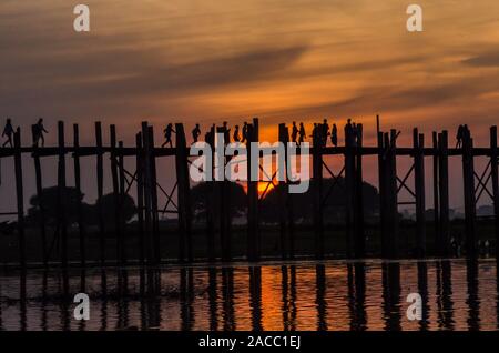Sonnenuntergang auf der U-Bein Brücke, Taungthaman See, Amarapura, Mandalay, Myanmar Stockfoto