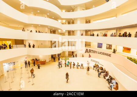 Die spiralförmige Rotunde Atrium im Guggenheim Museum, Fifth Avenue, Manhattan, New York City, Vereinigte Staaten von Amerika. Stockfoto