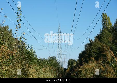 Overhead Netzkabel oder Übertragungsleitung, Strom Energie Konzept Stockfoto