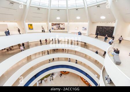 Die spiralförmige Rotunde Atrium im Guggenheim Museum, Fifth Avenue, Manhattan, New York City, Vereinigte Staaten von Amerika. Stockfoto