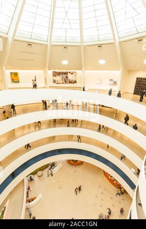 Die spiralförmige Rotunde Atrium im Guggenheim Museum, Fifth Avenue, Manhattan, New York City, Vereinigte Staaten von Amerika.