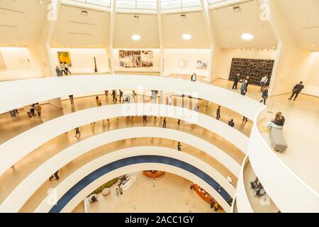 Die spiralförmige Rotunde Atrium im Guggenheim Museum, Fifth Avenue, Manhattan, New York City, Vereinigte Staaten von Amerika. Stockfoto