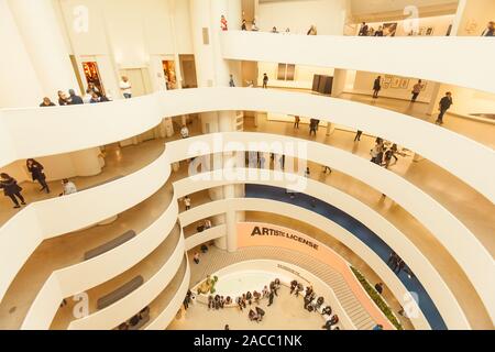 Die spiralförmige Rotunde Atrium im Guggenheim Museum, Fifth Avenue, Manhattan, New York City, Vereinigte Staaten von Amerika. Stockfoto