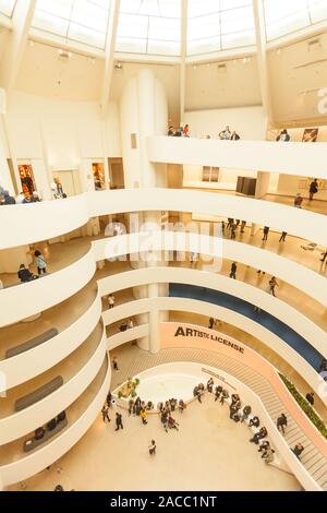 Die spiralförmige Rotunde Atrium im Guggenheim Museum, Fifth Avenue, Manhattan, New York City, Vereinigte Staaten von Amerika. Stockfoto