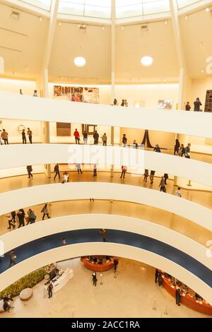 Die spiralförmige Rotunde Atrium im Guggenheim Museum, Fifth Avenue, Manhattan, New York City, Vereinigte Staaten von Amerika. Stockfoto