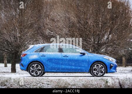 Minsk, Weißrussland - November 26, 2019: Kia Ceed Auto 2018 auf verschneiten Landstraße Stockfoto