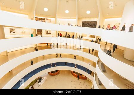 Die spiralförmige Rotunde Atrium im Guggenheim Museum, Fifth Avenue, Manhattan, New York City, Vereinigte Staaten von Amerika. Stockfoto