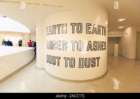 Lawrence Weiner, Erde zu Erde, Asche zu Asche Staub zu Staub Installation im Guggenheim, New York City, Vereinigte Staaten von Amerika. Stockfoto