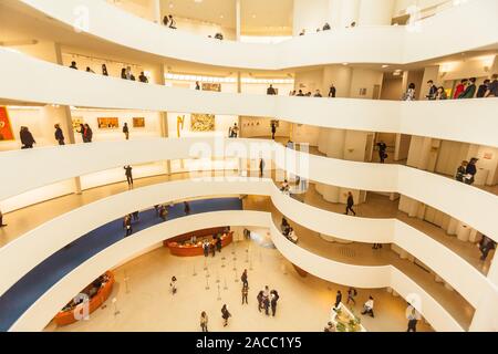 Die spiralförmige Rotunde Atrium im Guggenheim Museum, Fifth Avenue, Manhattan, New York City, Vereinigte Staaten von Amerika. Stockfoto