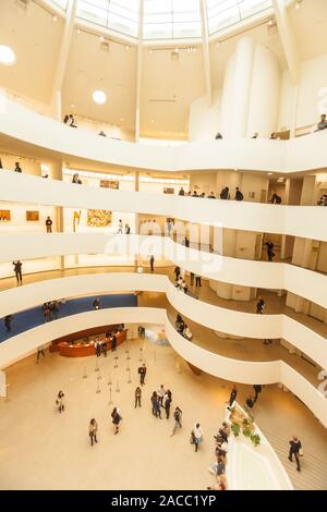 Die spiralförmige Rotunde Atrium im Guggenheim Museum, Fifth Avenue, Manhattan, New York City, Vereinigte Staaten von Amerika. Stockfoto