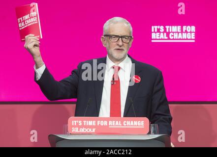 (191202) - Peking, Dez. 2, 2019 (Xinhua) - der britischen Labour Party leader Jeremy Corbyn hält eine Kopie der Wahlprogramm der Partei während ihrer Einführung in Birmingham, Großbritannien, an November 21, 2019. (Foto von Ray Tang/Xinhua) Stockfoto