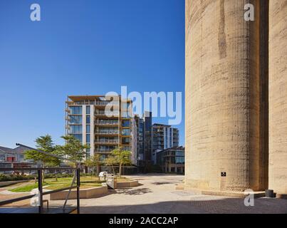 Wohnturm östlich von Silo Zirkus auf Fisch Quay Road. Silo Bezirk Kapstadt, Cape Town, Südafrika. Architekt: VDMMA, 2019. Stockfoto